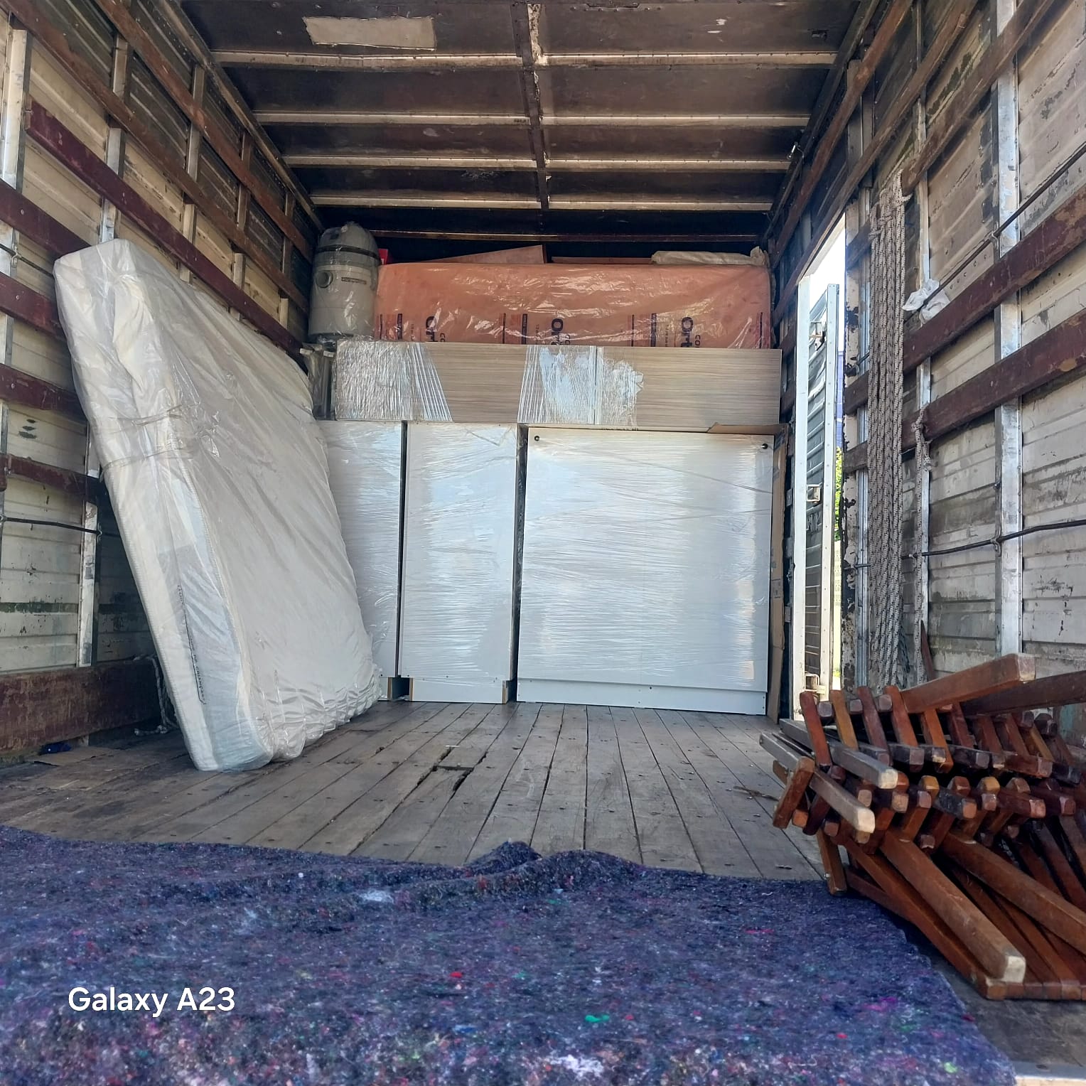 Carga organizada dentro do caminhão da ConfiariLog