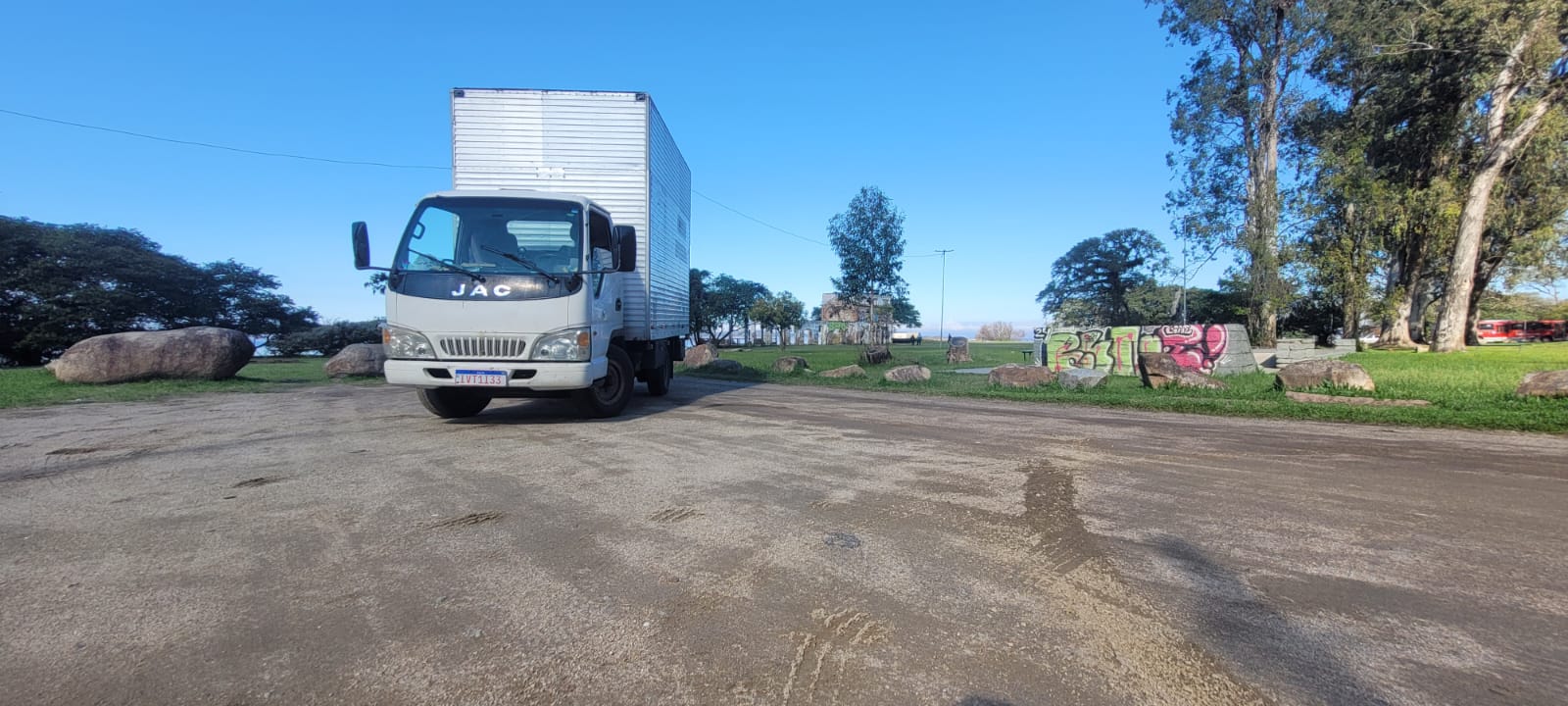 Caminhão da ConfiariLog em área aberta com gramado