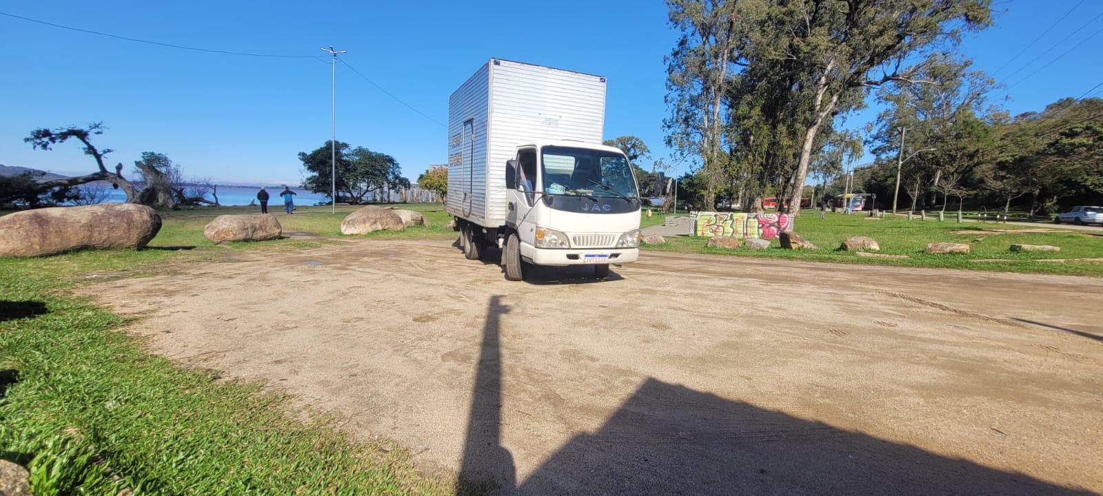 Caminhão lateral da ConfiariLog em operação