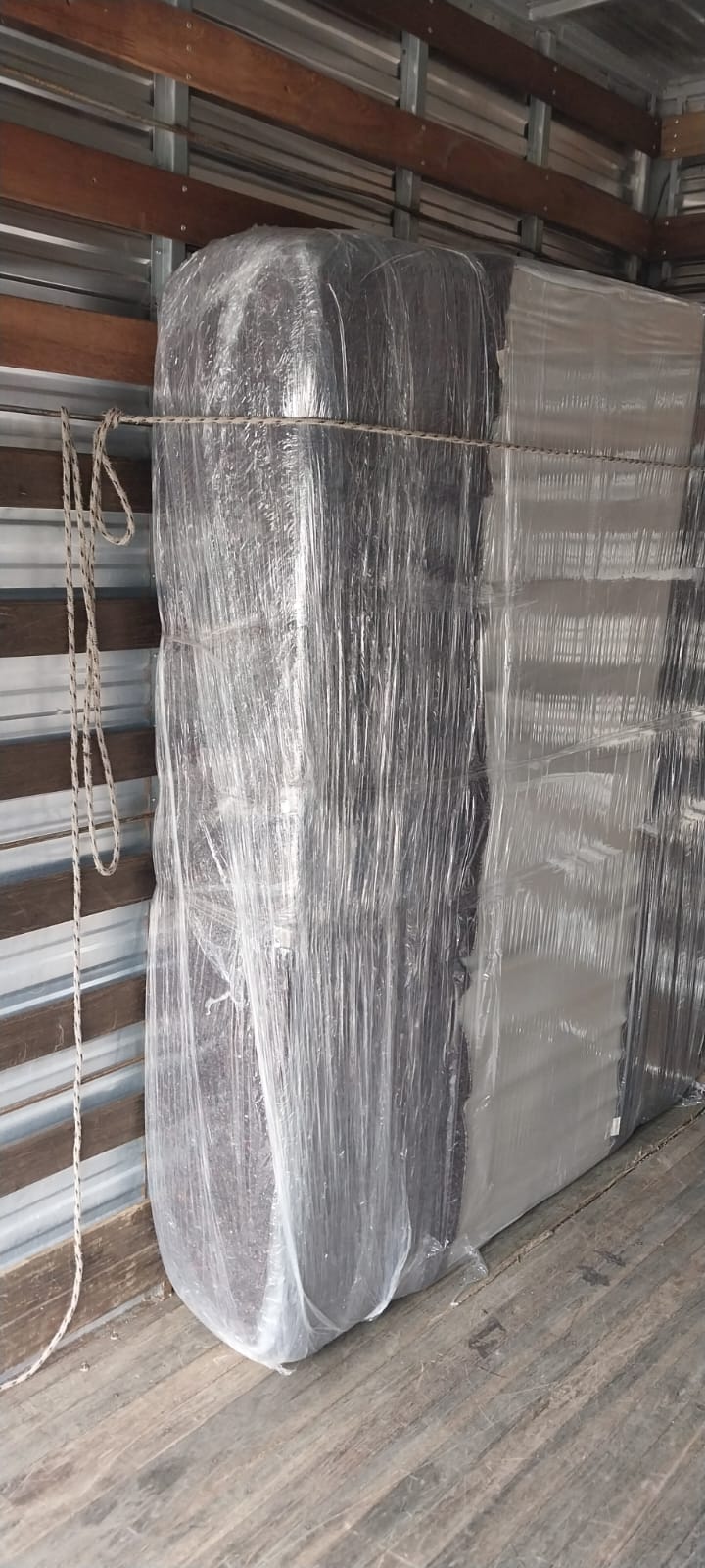 Colchão embalado dentro do caminhão